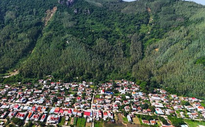 Lo sạt lở, người dân dưới chân núi Cấm tại Bình Định ôm đồ đi ở nhờ