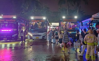 Đang đi tàu hỏa, hơn 300 hành khách bất ngờ được "bốc" sang ô tô