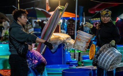 Chợ cá 'không ngủ' duy nhất ở vịnh Hạ Long