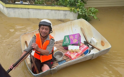 Dân vùng lũ Quảng Bình cả ngày ăn mỳ tôm sống, thèm cơm, thiếu nước sạch