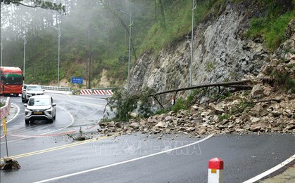 Lâm Đồng: Sau mưa lớn, đất đá sạt lở xuống đèo Prenn