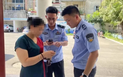 Không phục vụ người phụ nữ xin rút tiền bảo hiểm nhân thọ trước thời hạn, nữ nhân viên được cảnh sát khen thưởng