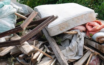 Giúp việc vứt chiếc đệm chứa hơn 1,3 tỷ đồng của cụ bà ra bãi rác