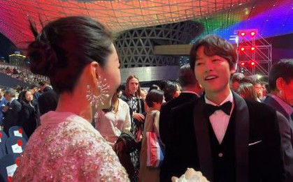 Khoảnh khắc viral mạng xã hội: "Ảnh hậu" xứ Trung Châu Đông Vũ trò chuyện cùng Song Joong Ki