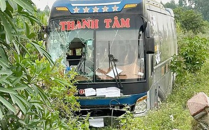 Xe khách lao xuống ruộng lật ngang, 2 hành khách tử vong