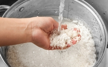 Lợi ích của việc vo gạo trước khi nấu cơm