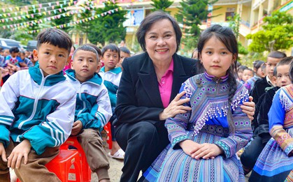 Xúc động chùm ảnh “Nối vòng tay ấm”, tiếp bước em đến trường hậu bão