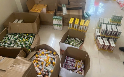 Đột kích 1 công ty dược phẩm ở Hà Nội, phát hiện "bí mật khủng" trong những thùng carton