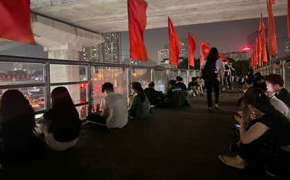 Cầu vượt đi bộ ở Hà Nội bị sinh viên “biến” thành nơi tập tụ ăn uống thâu đêm