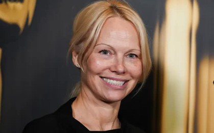 "Quả bom sex" Pamela Anderson tự tin không trang điểm đi sự kiện