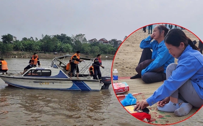 Vụ 5 học sinh lớp 8 mất tích trên sông Hồng: Tay nạn nhân thoát nạn vẫn còn vết xước do bạn túm trượt