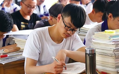 Nam sinh chỉ thiếu 2 điểm là đỗ đại học top 1 cả nước, mẹ yêu cầu phúc khảo, 11 chữ con ghi trên bài thi khiến bà điếng người