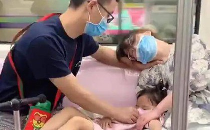 Khoảnh khắc đáng ghen tỵ trên tàu điện ngầm: Đây chính là một trong những biểu hiện của người cha lý tưởng