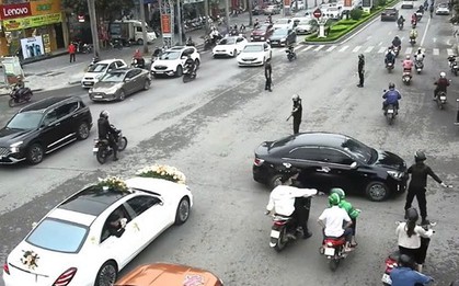 Nhóm người mặc đồng phục 'điều tiết giao thông' cho đoàn xe đám cưới ở Thanh Hóa
