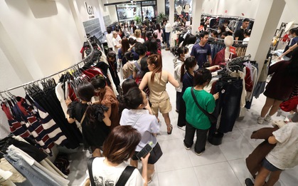 Nhộn nhịp "chính hội" Black Friday: Nhiều khách hàng chờ cả tiếng mới được thử đồ, chia sẻ "đang nghèo nên mình chi dưới 20 triệu thôi"