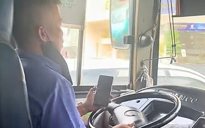 Bức xúc cảnh tài xế xe buýt vừa lái xe vừa bấm điện thoại