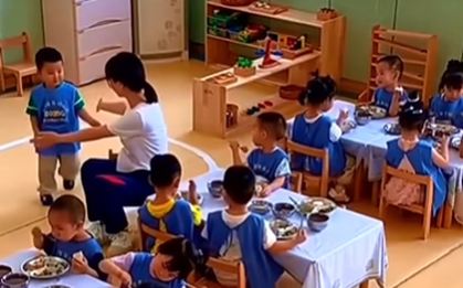 Check camera theo dõi hành động của bé trai với cô giáo, dân mạng khẳng định: Biểu hiện của đứa trẻ được giáo dục tốt!
