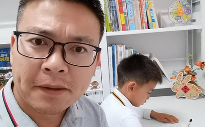 Bố bị cô giáo gọi điện mắng vốn vì con học quá dốt, nhìn "tấm bìa" trong tay anh, ai cũng cười chảy nước mắt