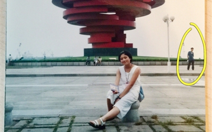 Vô tình phóng to bức ảnh chụp 18 năm trước của mình, người phụ nữ hoàn toàn chết lặng