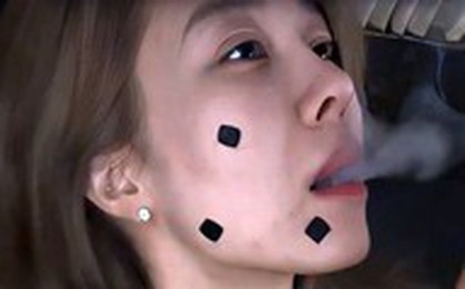 Nữ diễn viên bị chỉ trích khi thản nhiên livestream hút thuốc
