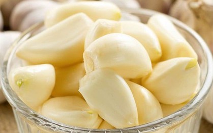 Có nên bóc sẵn vỏ tỏi rồi cất tủ lạnh dùng dần?