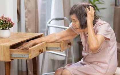 Cụ bà nhiều đêm mất ngủ, đòi thay ổ khóa vì sợ mất trộm: Bác sĩ nêu nguyên nhân