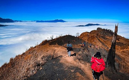 Vi vu 'nóc nhà' Y Tý, ngắm trọn tuyệt tác hoàng hôn trên đỉnh núi cao hơn 2.500m