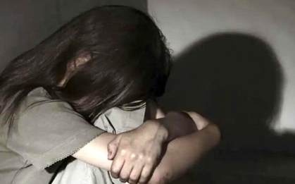 Mẹ ép con gái 12 tuổi quan hệ với tình trẻ để 'đổi đời'