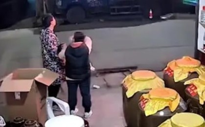 Clip em bé qua đời trên tay mẹ khi xem pháo hoa khiến hàng triệu người xúc động