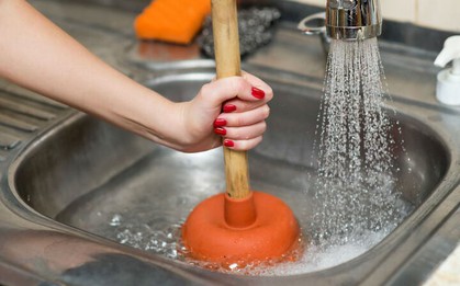Cách thông tắc cống đơn giản mà cực kỳ hiệu quả