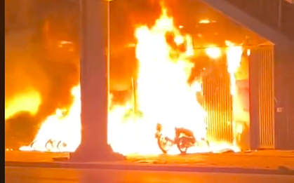 Nóng: Cháy dữ dội ở Phạm Văn Đồng, ít nhất 9 thi thể được đưa ra ngoài