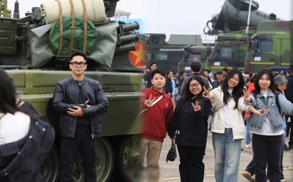 Nhiều bạn trẻ thích thú khi đến tham quan Triển lãm Quốc phòng quốc tế Việt Nam 2024: "Mình thấy choáng ngợp"