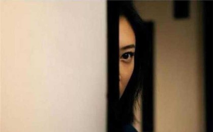 Con gái 8 tuổi cứ nửa đêm lại vào phòng ông nội, mẹ lén nhìn qua khe cửa thì phát hiện cảnh tượng muốn rơi nước mắt
