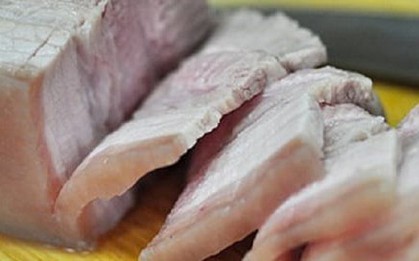 Mẹo luộc thịt lợn trắng hồng, không bị hôi
