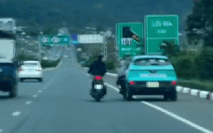 Thanh niên bám cửa taxi đang chạy trên đường cao tốc gây xôn xao mạng xã hội