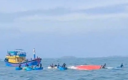 Chìm tàu cá ở Ninh Thuận 10 ngư dân được cứu sống, 1 người tử vong