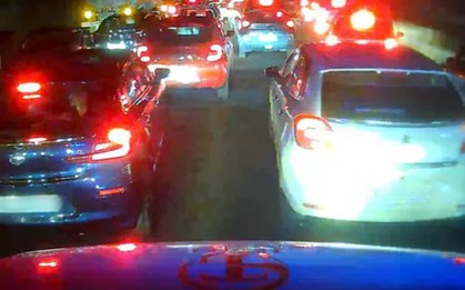 Xe cứu thương bị kẹt cứng trên đường, 2 bệnh nhân tử vong