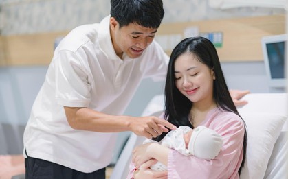 Vợ cầu thủ Đức Chinh trải lòng về lần đầu làm mẹ