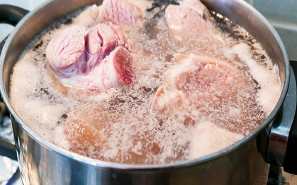 Luộc thịt nên cho từ lúc nước lạnh hay đợi nước sôi: Câu trả lời của chuyên gia sẽ khiến nhiều người thay đổi suy nghĩ
