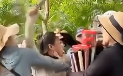 Xử lý 3 người bán hàng rong ở Nha Trang xô xát với du khách