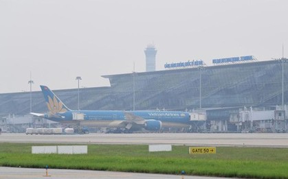 Hà Nội mây mù dày đặc, các chuyến bay cất - hạ cánh thế nào?