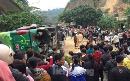 Lật xe khách khiến nhiều người thương vong ngày Mùng 4 Tết