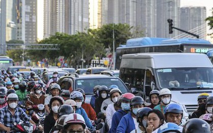 Đường phố TPHCM nhộn nhịp trở lại, nhiều tuyến kẹt cứng từ sớm