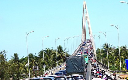 Mùng 5 Tết, phương tiện "rồng rắn" qua cầu Rạch Miễu