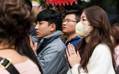 “Biển người" đổ về Phủ Tây Hồ, chen chân vái vọng cầu bình an ngày đầu năm
