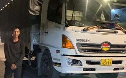 Tài xế tông xe đang dừng đèn đỏ làm 1 người chết rồi bỏ trốn