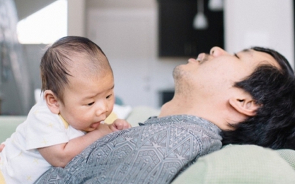 Ngày càng nhiều ông bố "nghỉ thai sản" để ở nhà chăm con chia sẻ gánh nặng cùng vợ, nhưng các bà mẹ chưa chắc đã vui, vì sao thế?