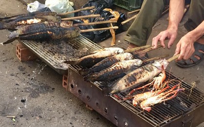 Giới trẻ cũng rủ nhau hưởng ứng ngày vía Thần Tài, tự tay nướng tôm và cá lóc nhộn nhịp