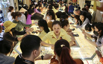 Cuối ngày 19-2, giá vàng SJC tăng, nhiều người vẫn tấp nập mua vào