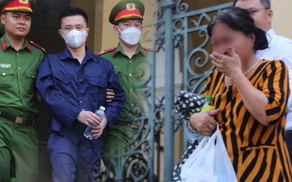 Thầy dạy xe của Ngọc Trinh nhận mức án gần 2 năm tù, mẹ già bật khóc dõi theo con